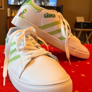 Bought these cause I love the grinch but it turned out they are to big for me.